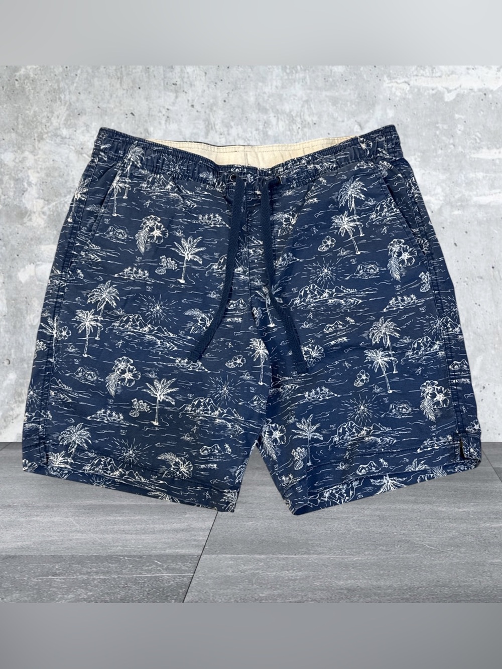 Gap Men's Blue/White Twill Jogger Shorts featuring a Tropical Beach Scene Sz M